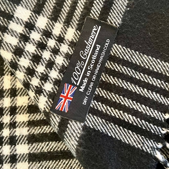 CASHMERE Black Nova Check Scarf - Picture 5 of 6